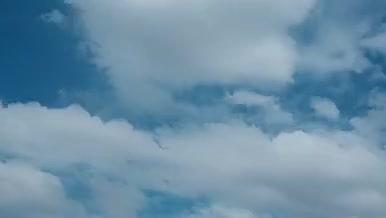 晴朗天空风起云涌延时1视频的预览图